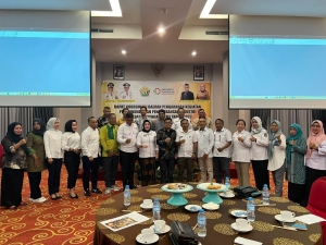 Kadis perindag Sultra, H Siti Saleha saat membuka kegiatan sinergitas bersama stekholdervyang a untuk peningkatan daya saing IKM Sultra