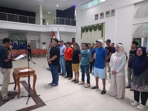 Pengurus KONI Baubau  dipimpin Ketuanya, Dio Ardiansyah, SE saat mengikuti geladi pelantikan 