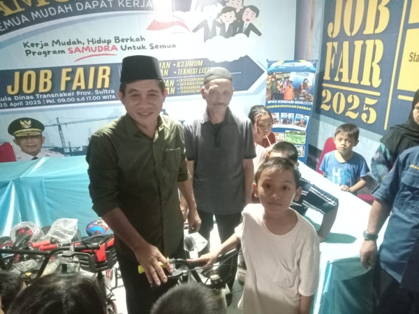 Kadis Transnaker Sultra, LM Ali Haswandy saat menyerahkan hadiah sepeda kepada pengunjung stand pameran Dinas Transnaker dalam rangkaian HUT Sultra ke-61 di Kolaka