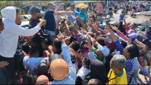 Ketua Pimda PKN Sultra, Samsu Umar Abdul Samiun saat berbagi rezeki dengan pedagang dan pengunjung pasar Wameo Kota Baubau