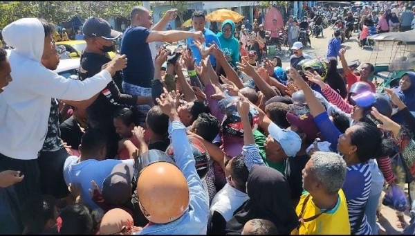 Ketua Pimda PKN Sultra, Samsu Umar Abdul Samiun saat berbagi rezeki dengan pedagang dan pengunjung pasar Wameo Kota Baubau