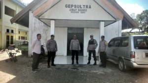 Anggota kepolisian saat melakukan pengamanan di salah satu gereja wilayah hukum Polres Baubau