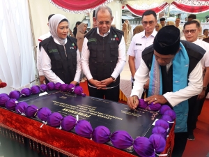 Wakil Gubernur Sulawesi Sultra H. Ir Hugua., M.LING. didampingi Walikota Baubau H. Yusran Fahin dan Wakil Walikota Baubau Ir. Wa Ode Hamsinah Bolu saat menandatangani prasasti peresmian bangunan PSC 119 Masingka Baubau