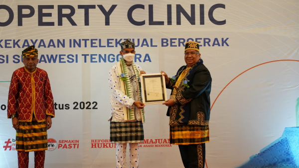 Plt Dirjen DJKI Kemenkumham RI, H Razilu saat menyerahkan piagam kepada Gubernur Sultra, Ali Mazi saat acara MIC