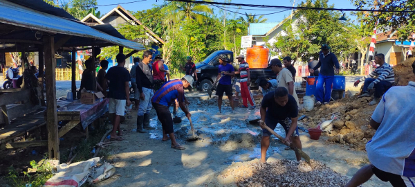 satgas TMMD dan warga Desa Lakapera bergotong royong membangun decker