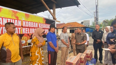 Ketua DPRD Baubau, Ardin Jufri didampingi anggota dewan saat menyerahkan bantuan kepada korban kebakaran di Kelurahan Lipu 