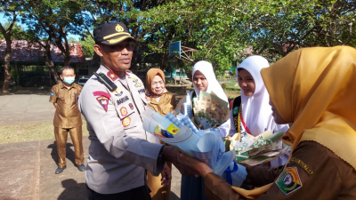 Wakapolres Baubau Kompol Bahtiar, S.Sos menyerahkan Anugerah Siswa Teladan SMAN 3 Baubau Periode Juni dan Juli 2022 di Kampus Hijau SMAN 3 Baubau Senin (18/07/2022)